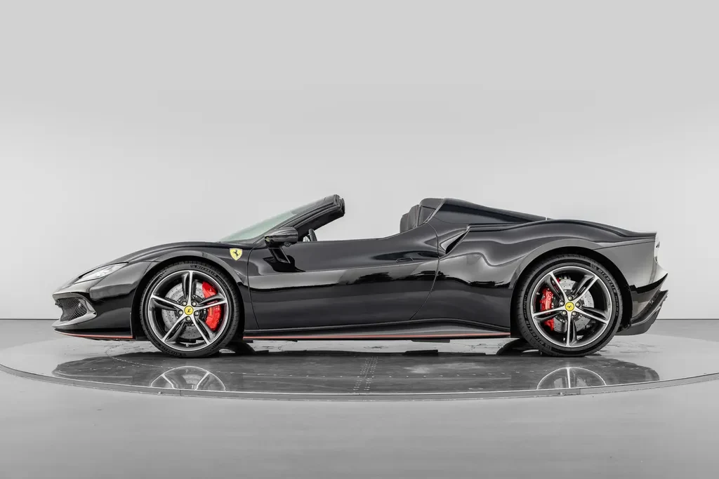 Ferrari 296 GTS, 6/10
