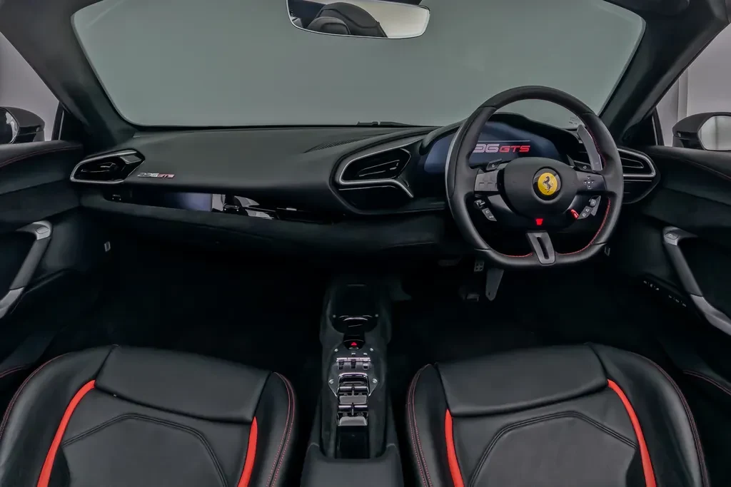 Ferrari 296 GTS, 7/10