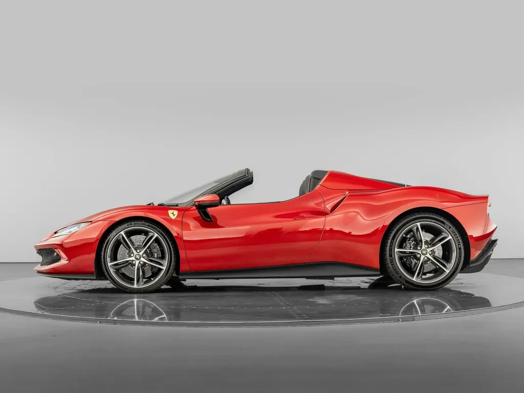 Ferrari 296 GTS, 4/10