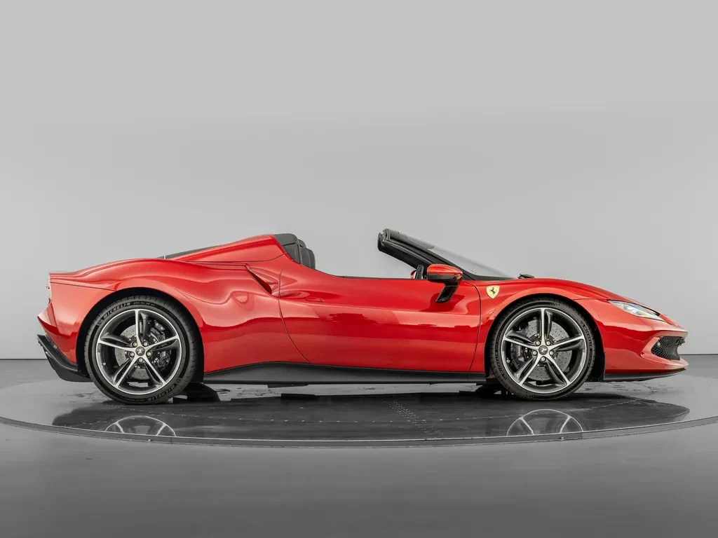 Ferrari 296 GTS, 8/10