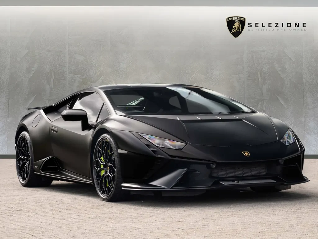 Lamborghini Huracán Tecnica, full-car front three-quarter view.