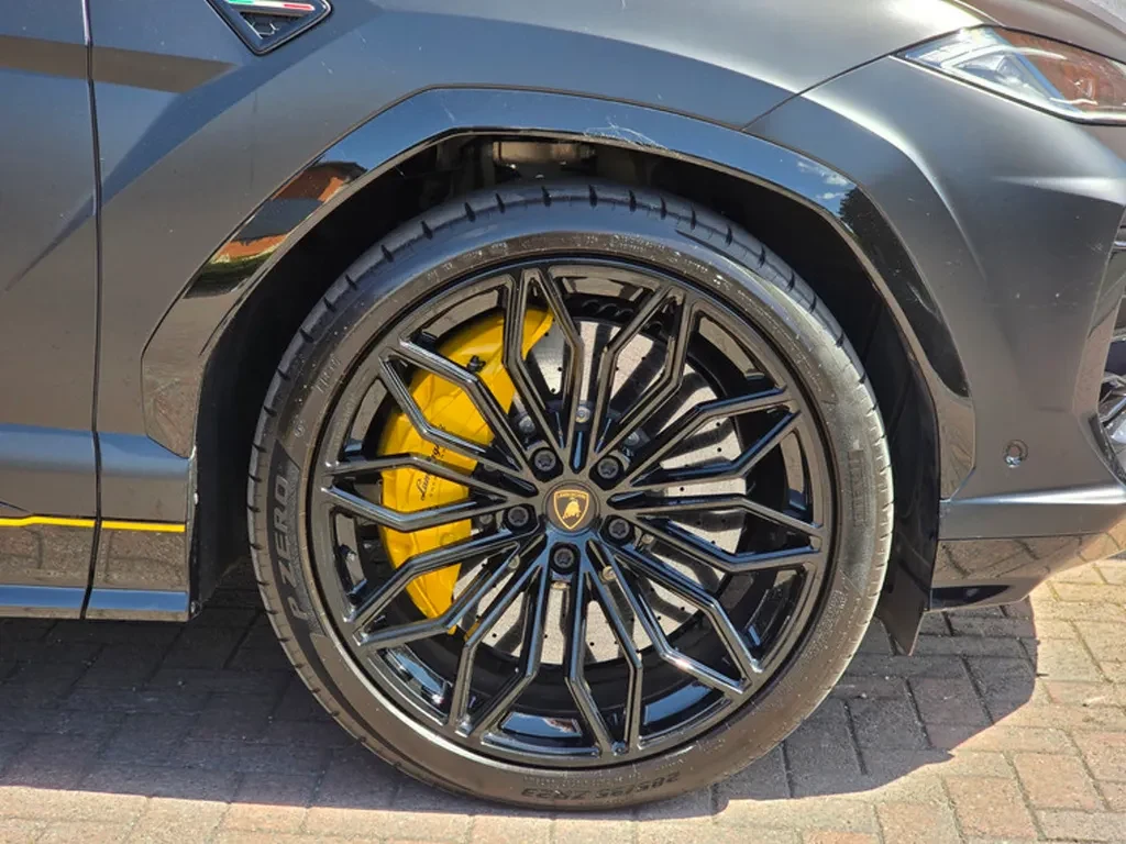 Lamborghini Urus SE, 9/10