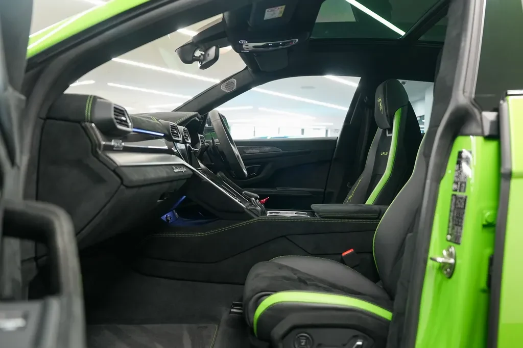 Lamborghini Urus Performante, 6/10