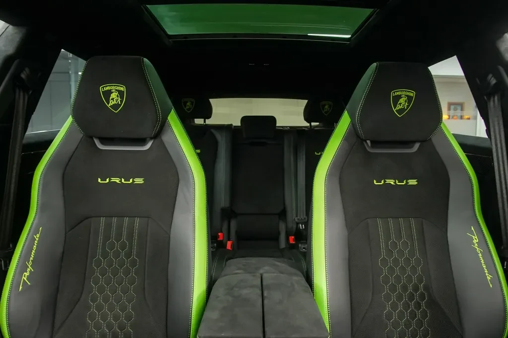 Lamborghini Urus Performante, 7/10
