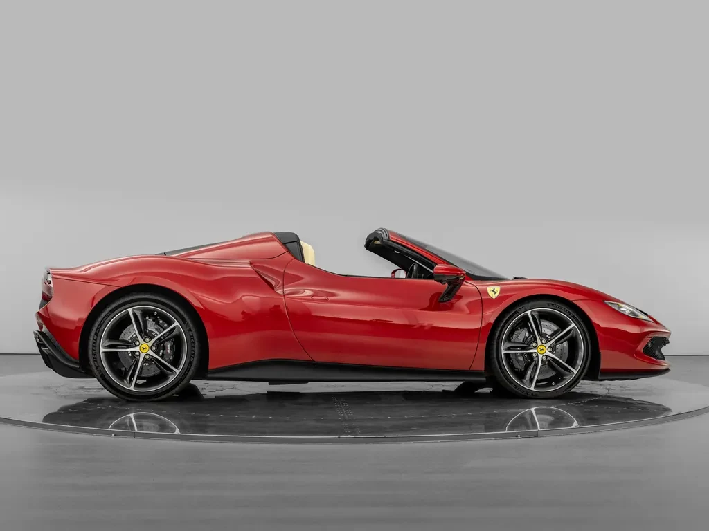 Ferrari 296 GTS, 8/10