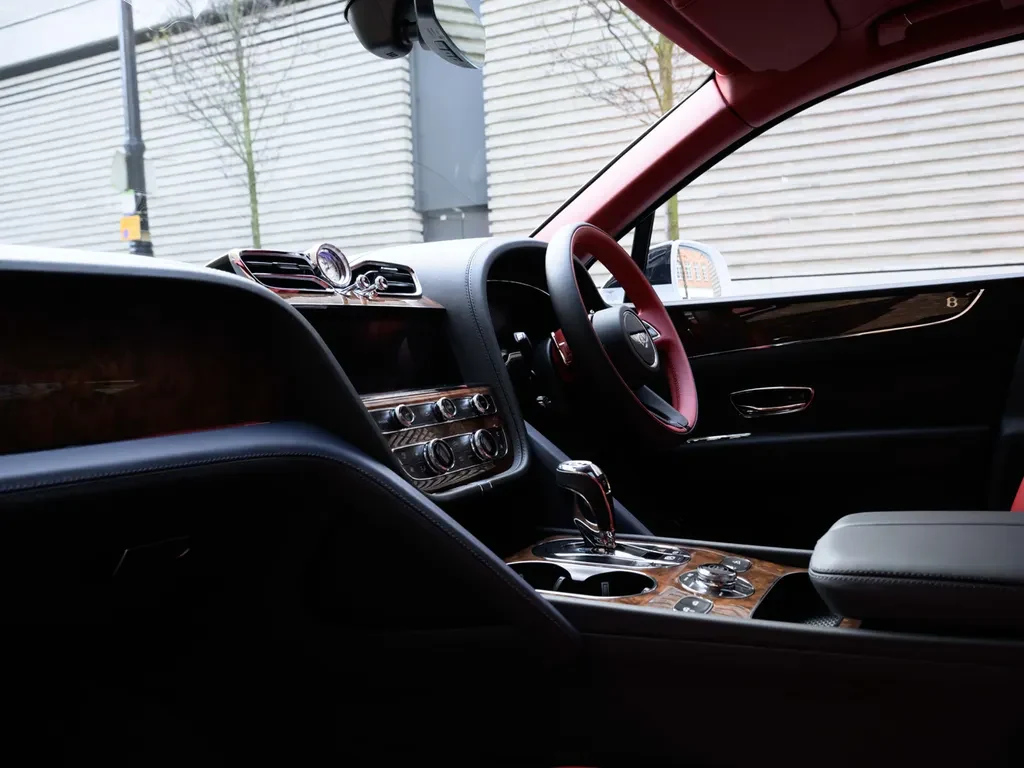 Bentley Bentayga, 2/10