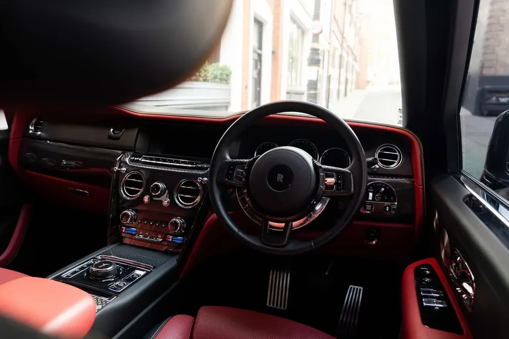 Rolls-Royce Cullinan, 4/10