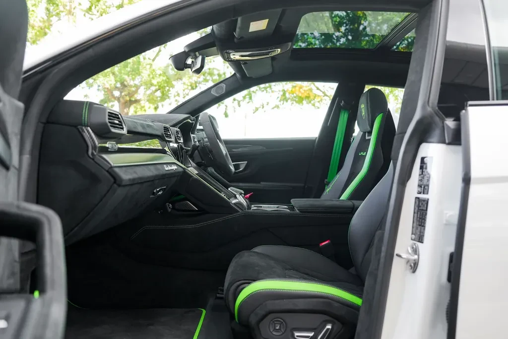Lamborghini Urus Performante, 6/10