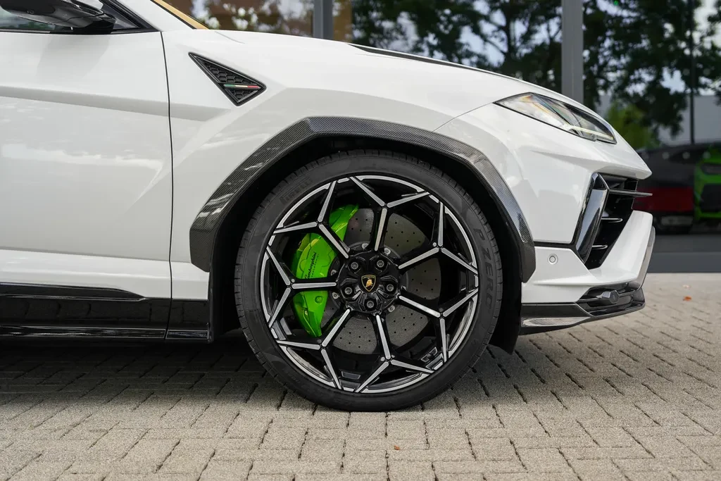 Lamborghini Urus Performante, 9/10