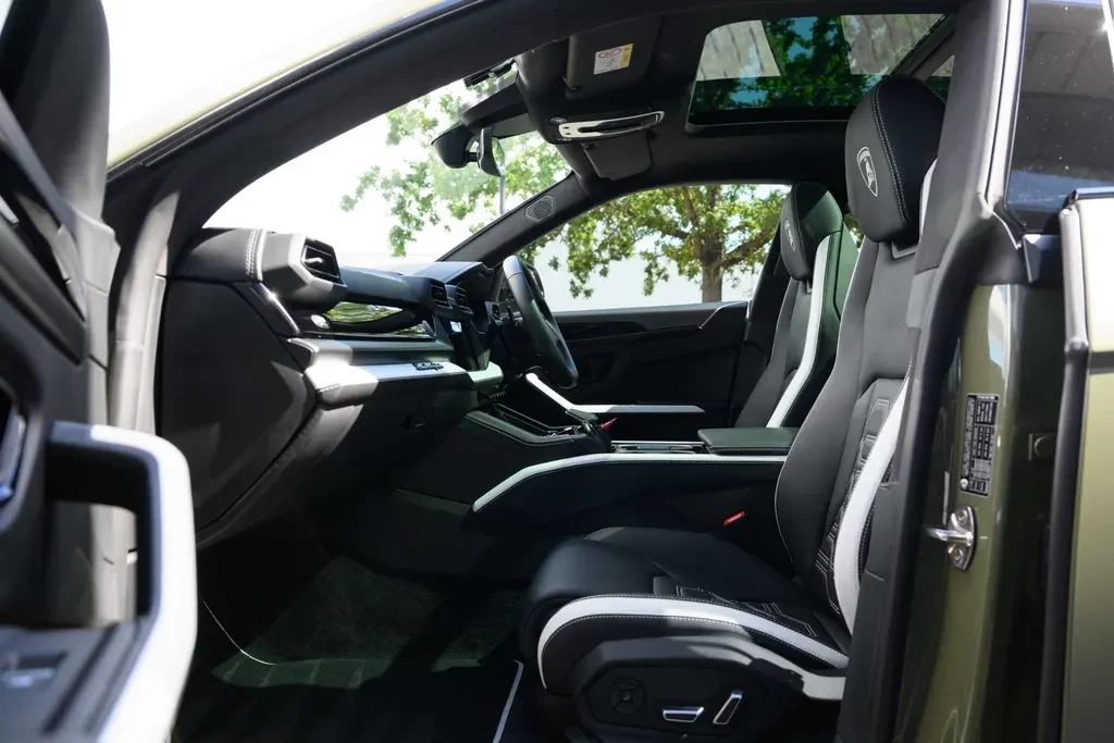 Lamborghini Urus SE, 6/10