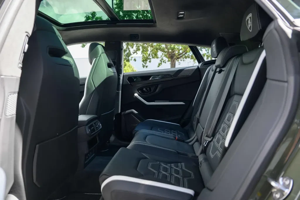 Lamborghini Urus SE, 8/10