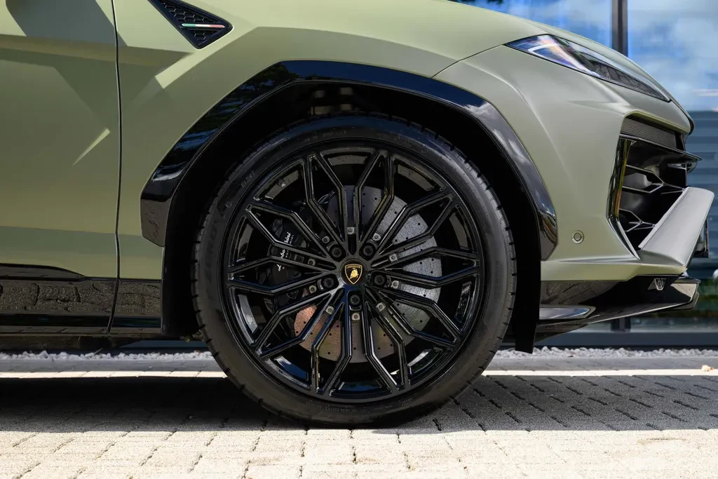 Lamborghini Urus SE, 9/10
