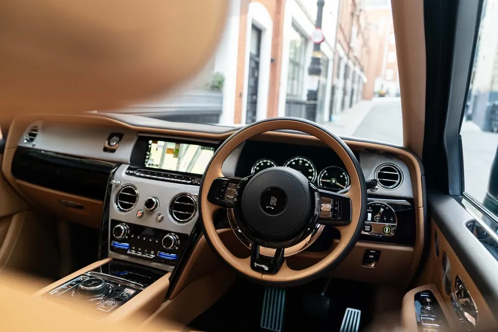 Rolls-Royce Cullinan, 4/10