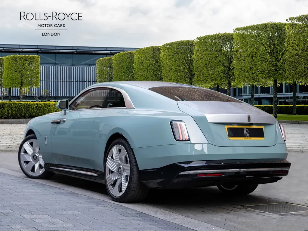Rolls-Royce Spectre, 2/10