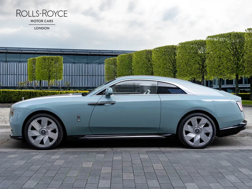 Rolls-Royce Spectre, 3/10