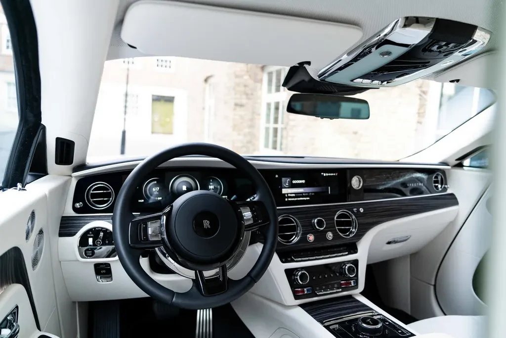 Rolls-Royce Spectre, 4/10