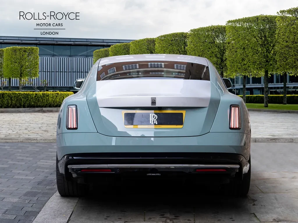 Rolls-Royce Spectre, 5/10