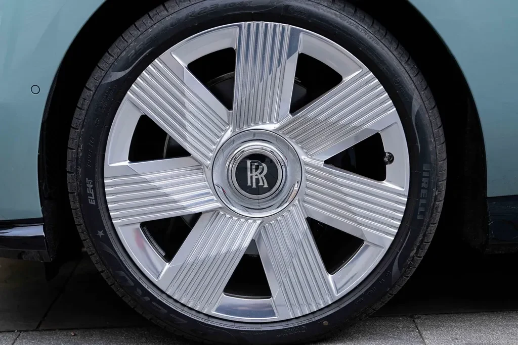 Rolls-Royce Spectre, 9/10