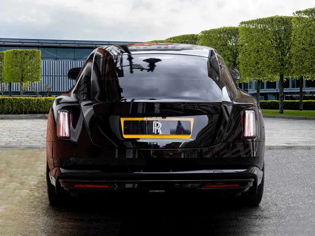 Rolls-Royce Spectre, 5/10