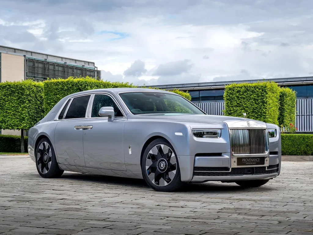 Rolls-Royce Phantom, full-car front three-quarter view.