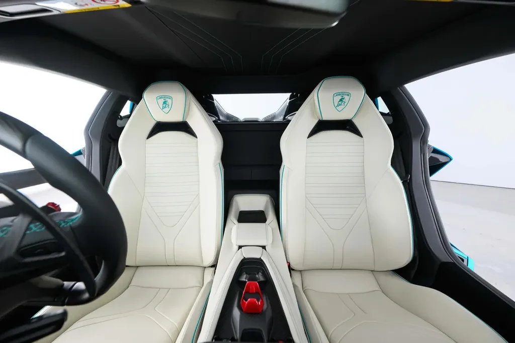 Lamborghini Revuelto, 7/10