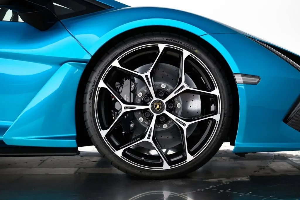 Lamborghini Revuelto, 9/10