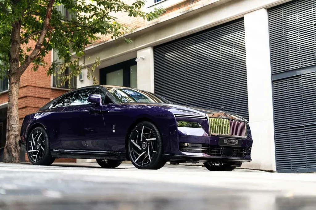 Rolls-Royce Spectre, full-car front three-quarter view.
