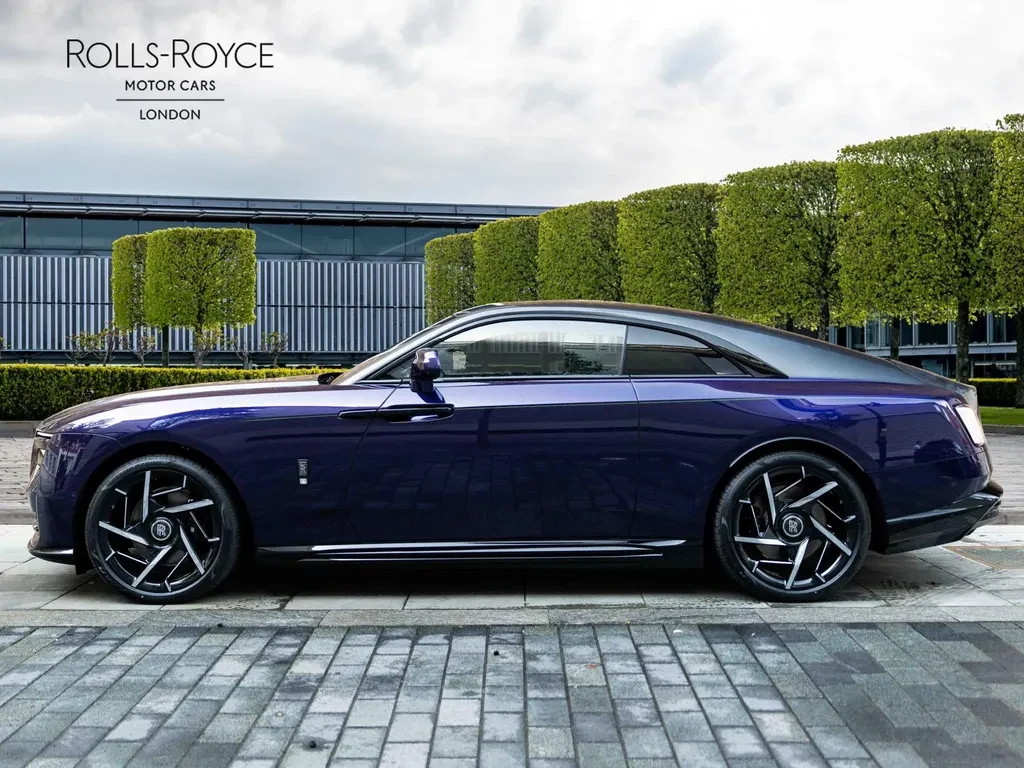 Rolls-Royce Spectre, 5/10
