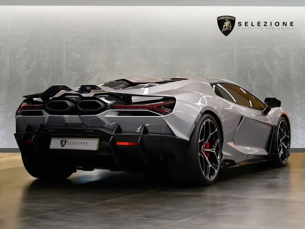 Lamborghini Revuelto, 3/10