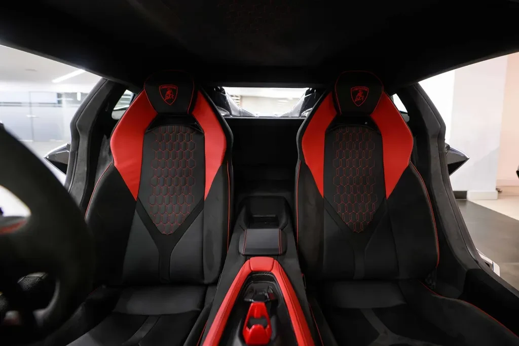 Lamborghini Revuelto, 7/10