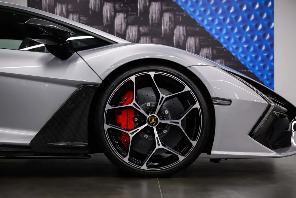 Lamborghini Revuelto, 9/10