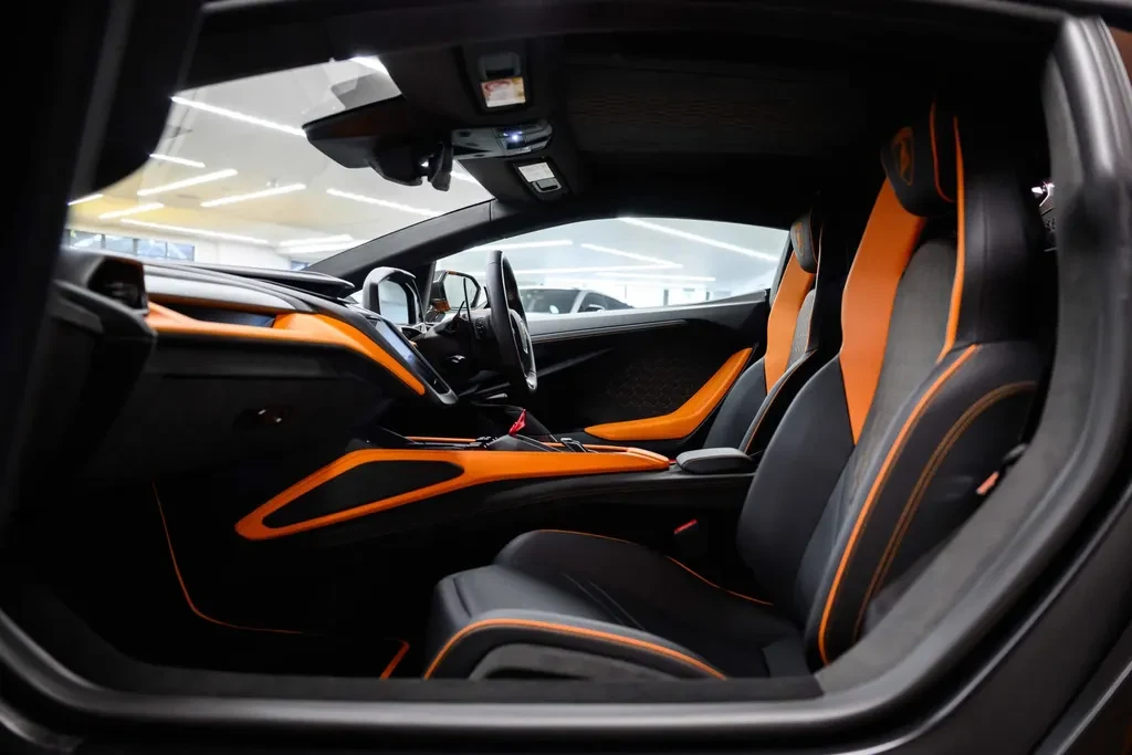 Lamborghini Revuelto, 6/10