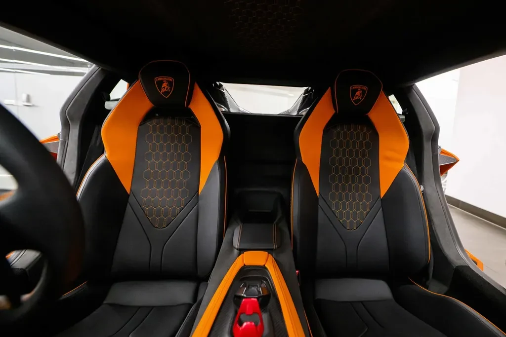 Lamborghini Revuelto, 7/10