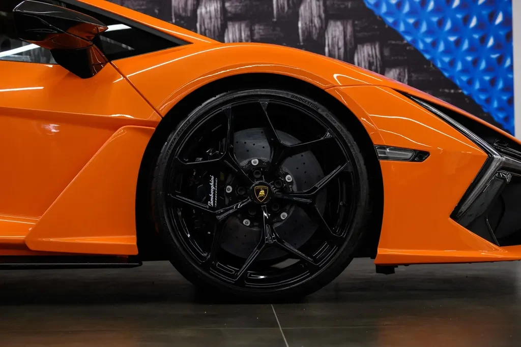 Lamborghini Revuelto, 9/10