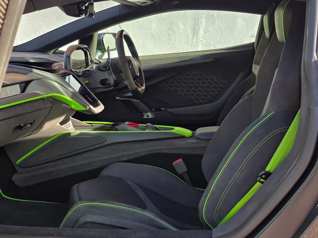 Lamborghini Revuelto, 6/10
