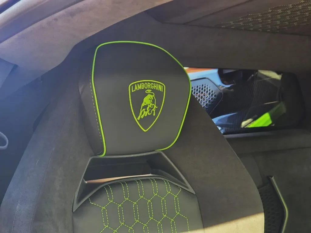 Lamborghini Revuelto, 8/10