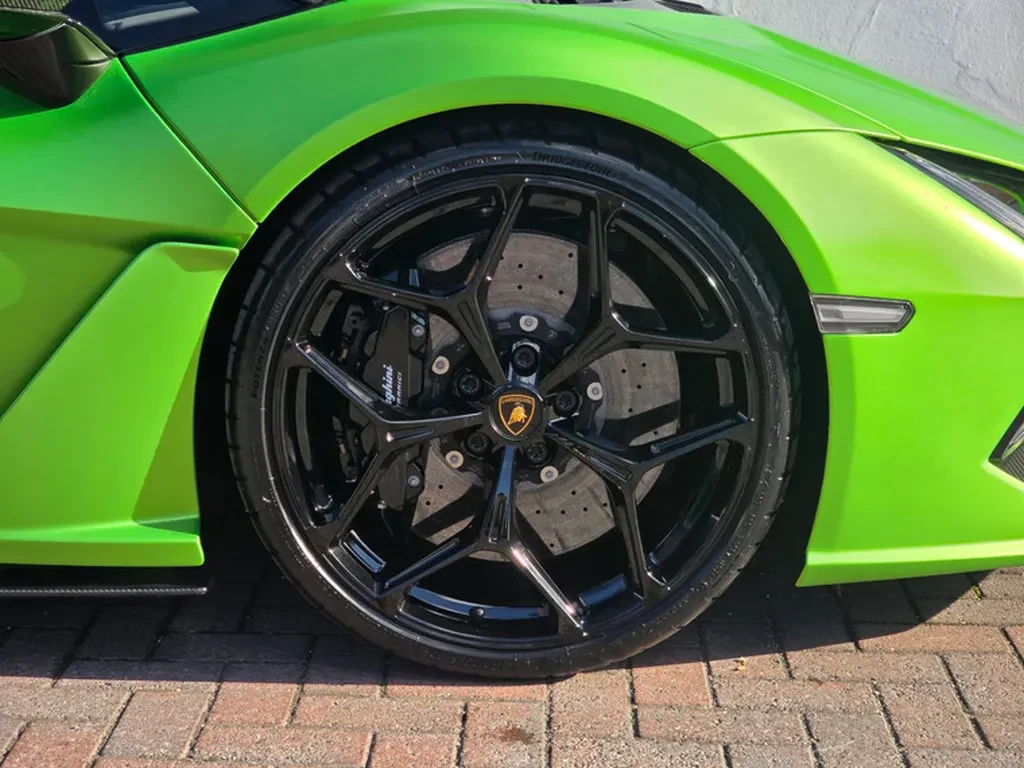 Lamborghini Revuelto, 9/10