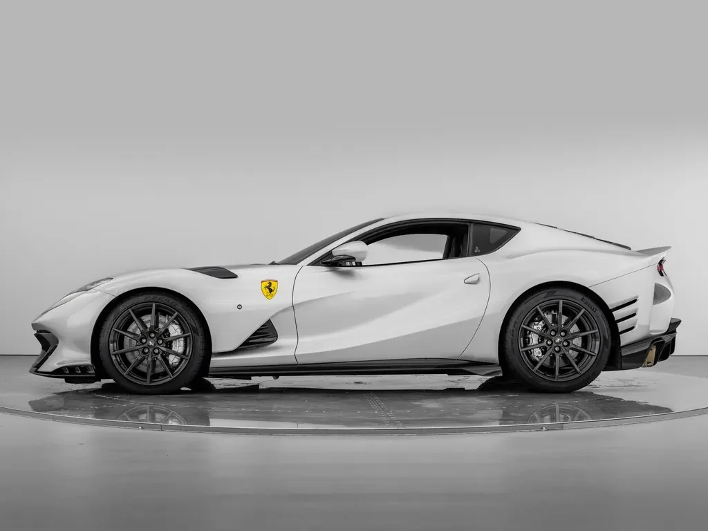 Ferrari 812 Competizione, 2/10