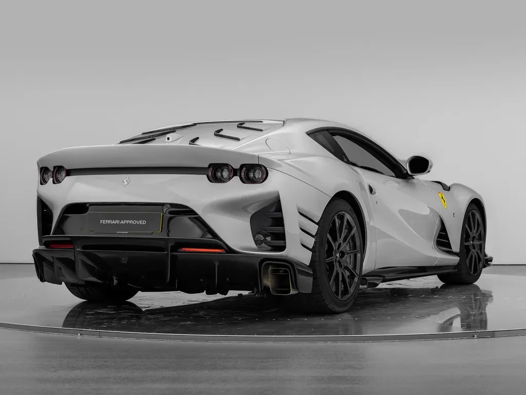Ferrari 812 Competizione, 4/10