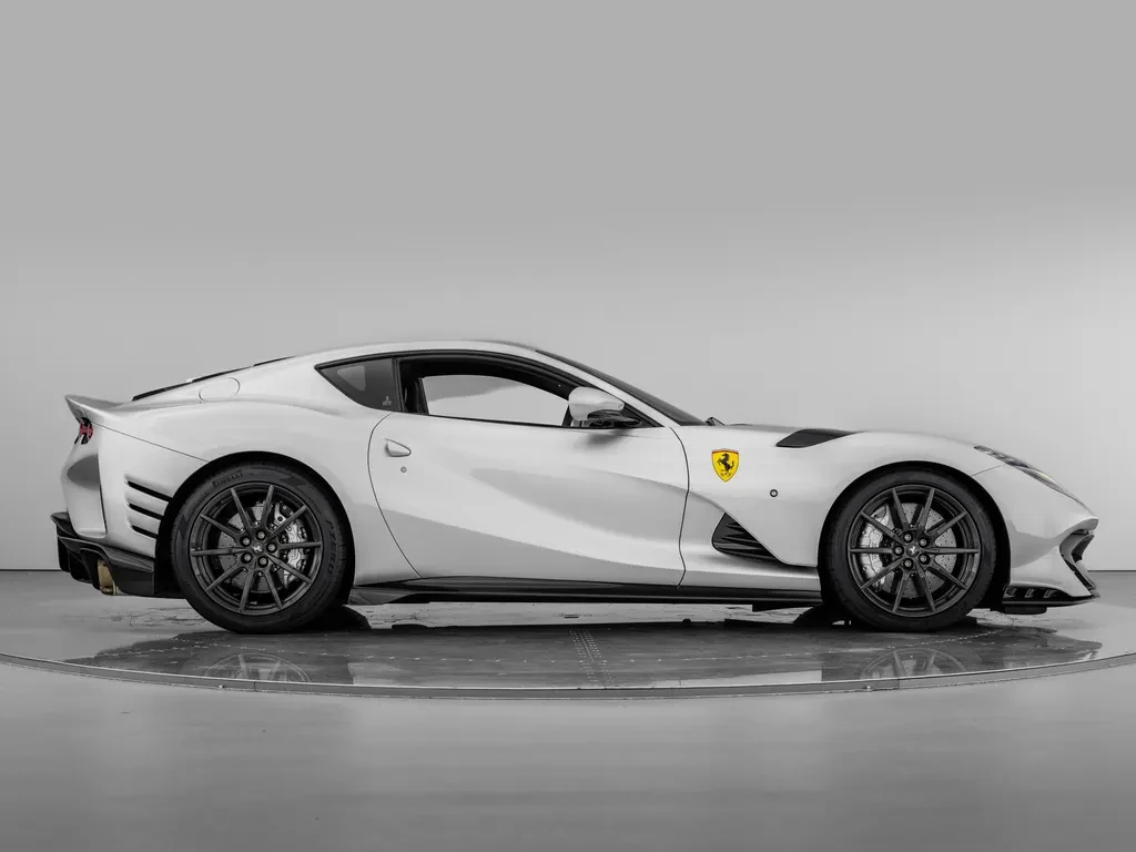 Ferrari 812 Competizione, 5/10