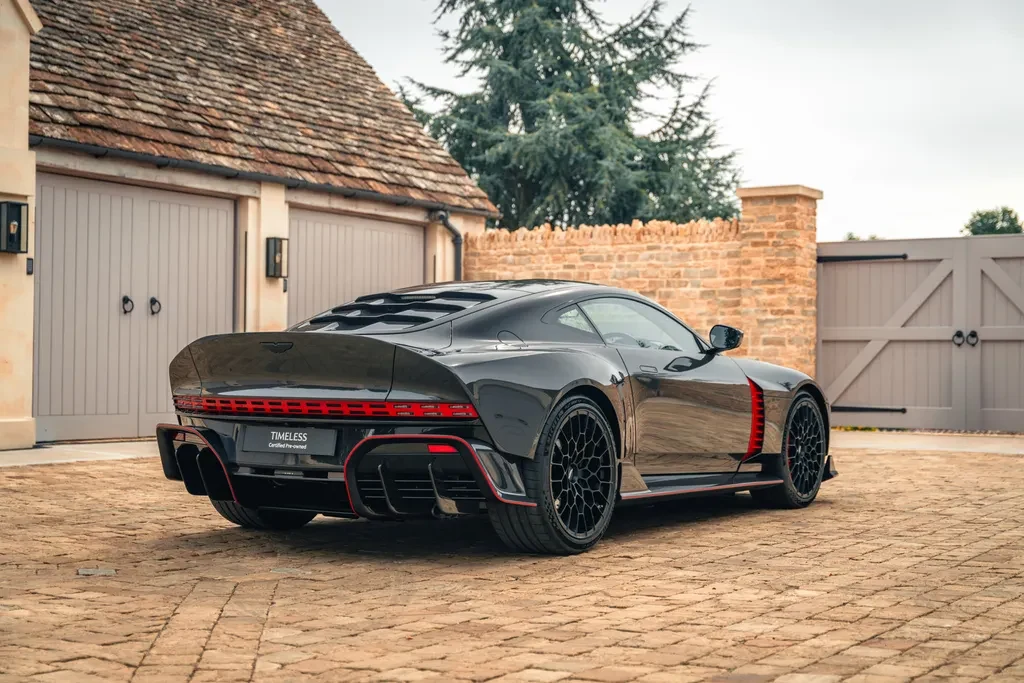 Aston Martin Valour, 2/10