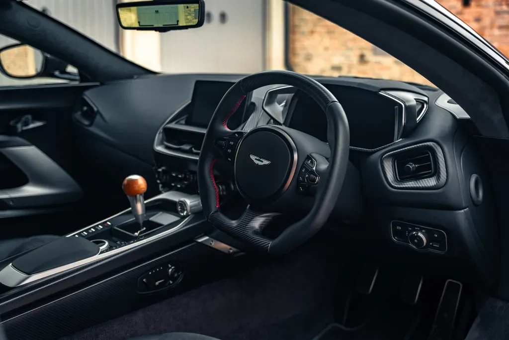 Aston Martin Valour, 3/10