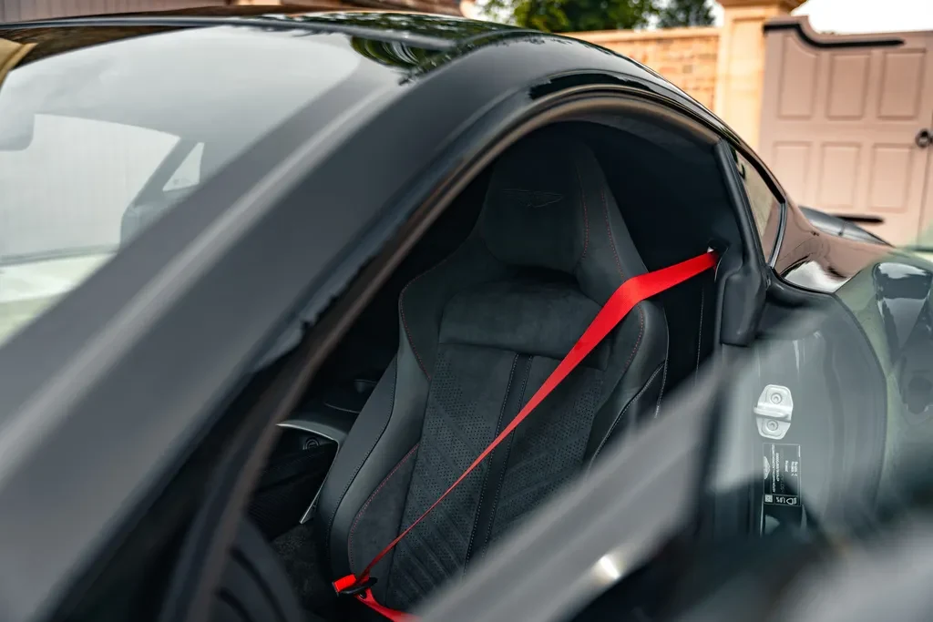 Aston Martin Valour, 9/10