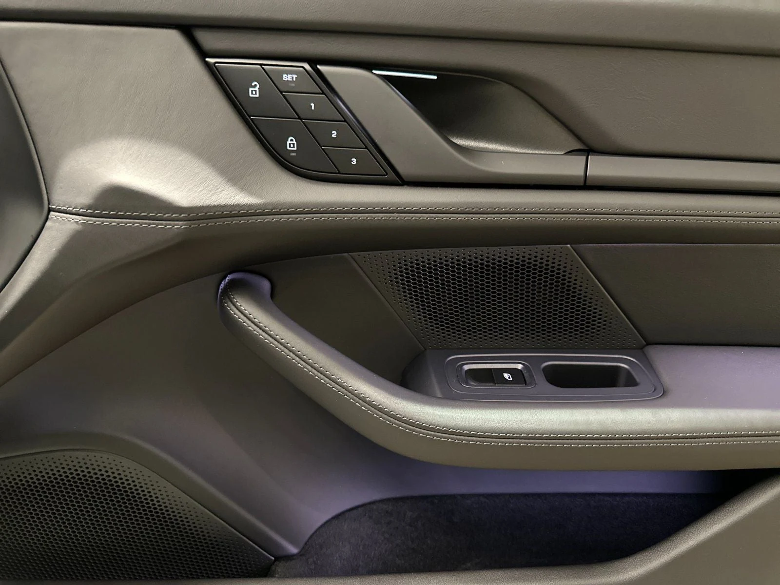 2024 Porsche Taycan Turbo (Original Version), 19/20