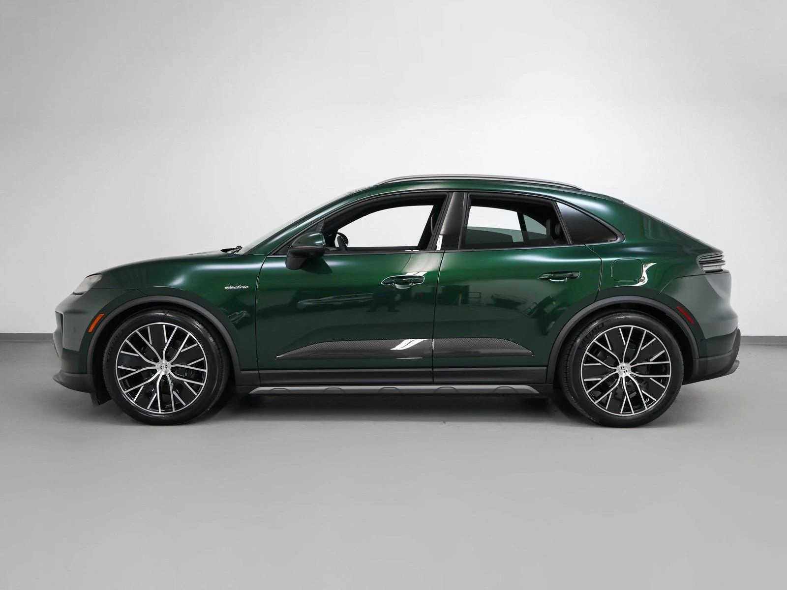2025 Porsche Macan 4 Electric (XAB), 2/20