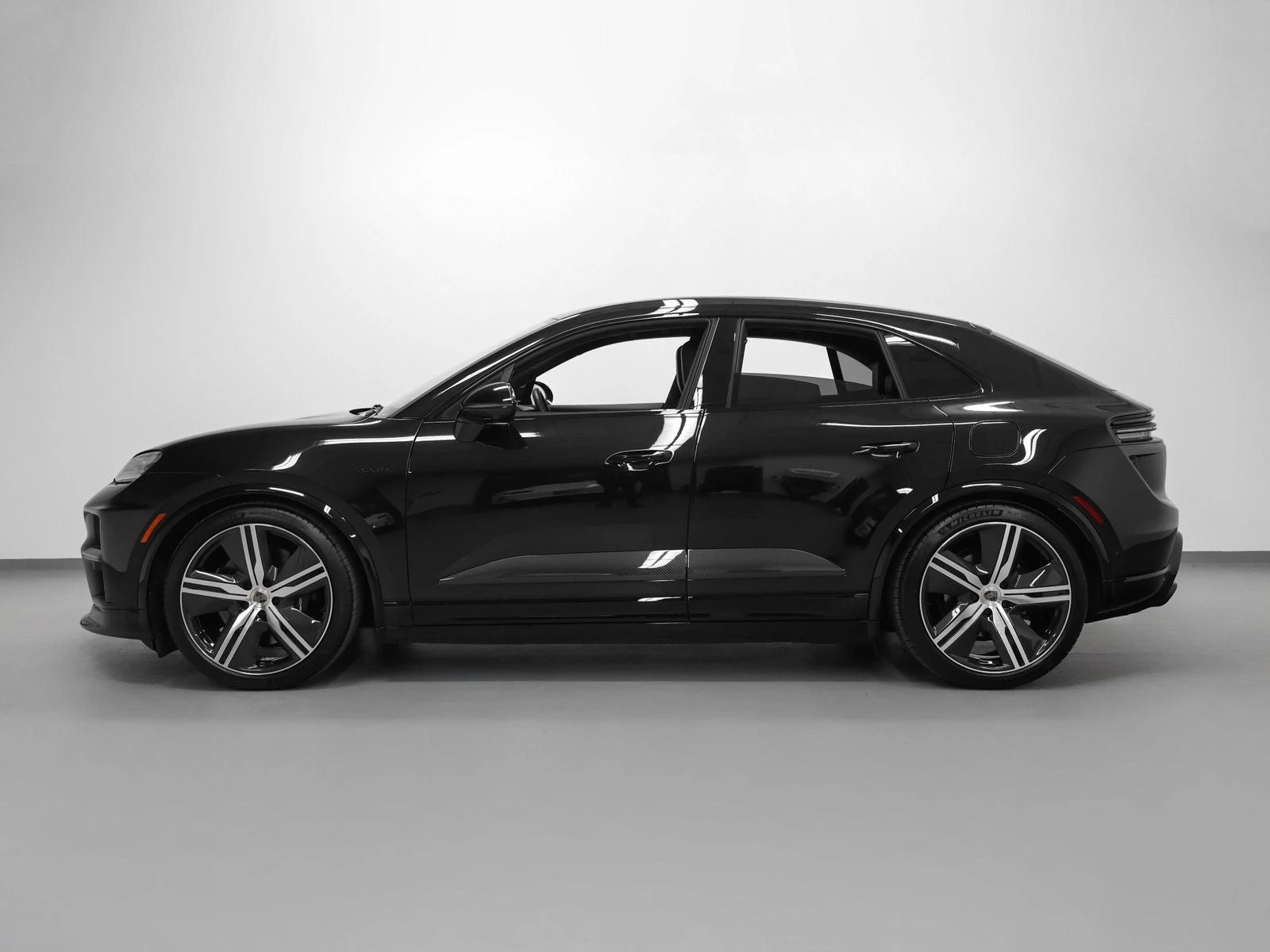 2025 Porsche Macan Turbo Electric (XAB), 2/20