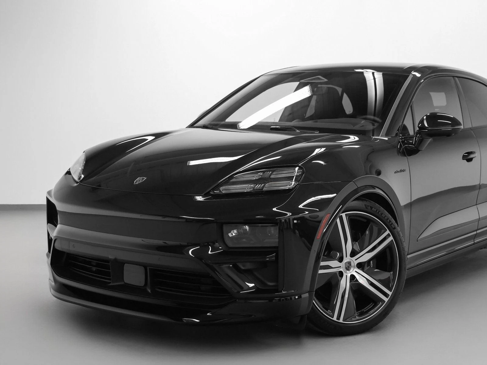 2025 Porsche Macan Turbo Electric (XAB), 6/20