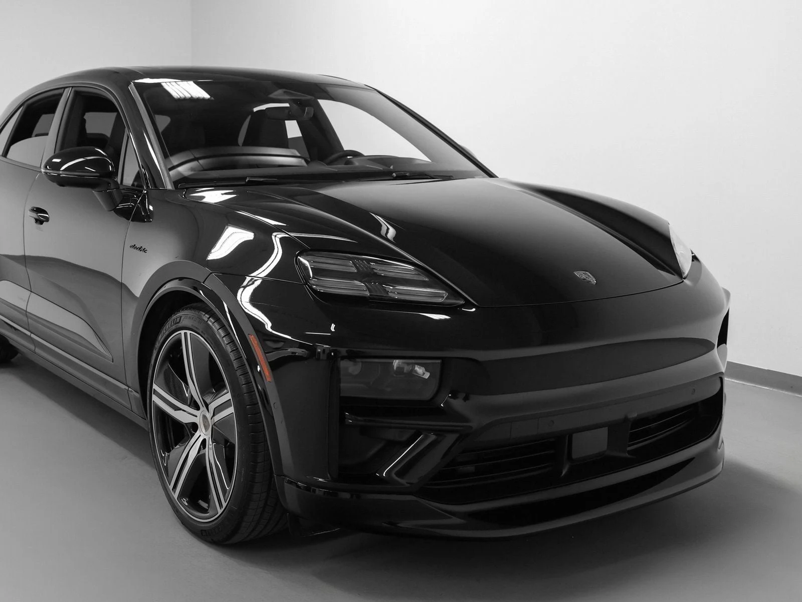 2025 Porsche Macan Turbo Electric (XAB), 8/20