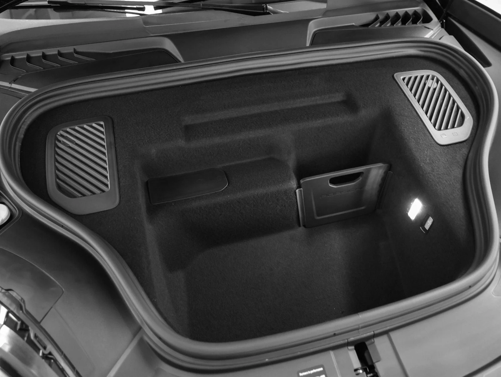 2025 Porsche Macan Turbo Electric (XAB), 19/20