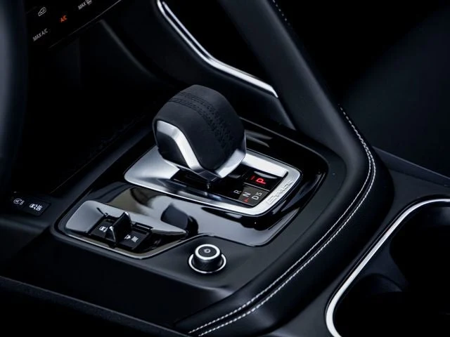 2024 Jaguar E-Pace P250 R-Dynamic SE (X540), 18/20